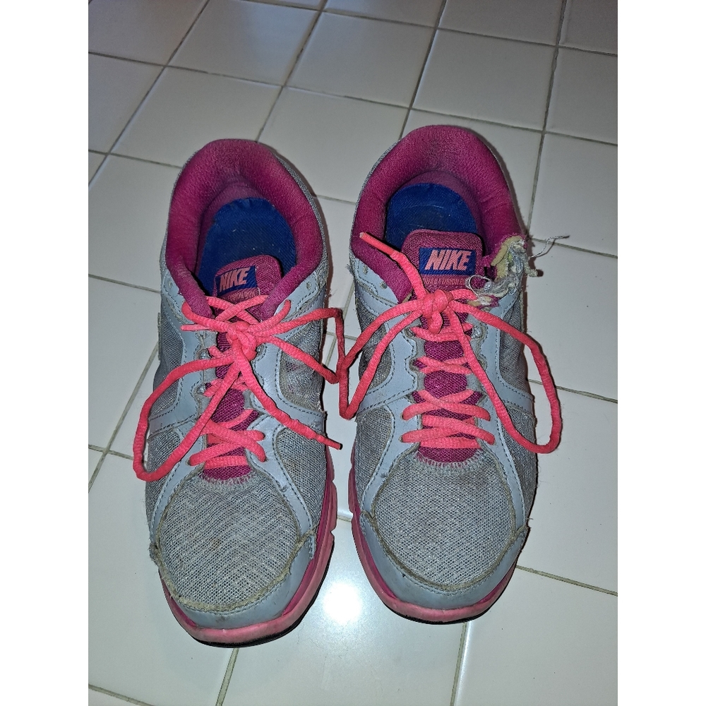 Nike women's tennis shoes athletic sports gym exercise travel sneakers casual